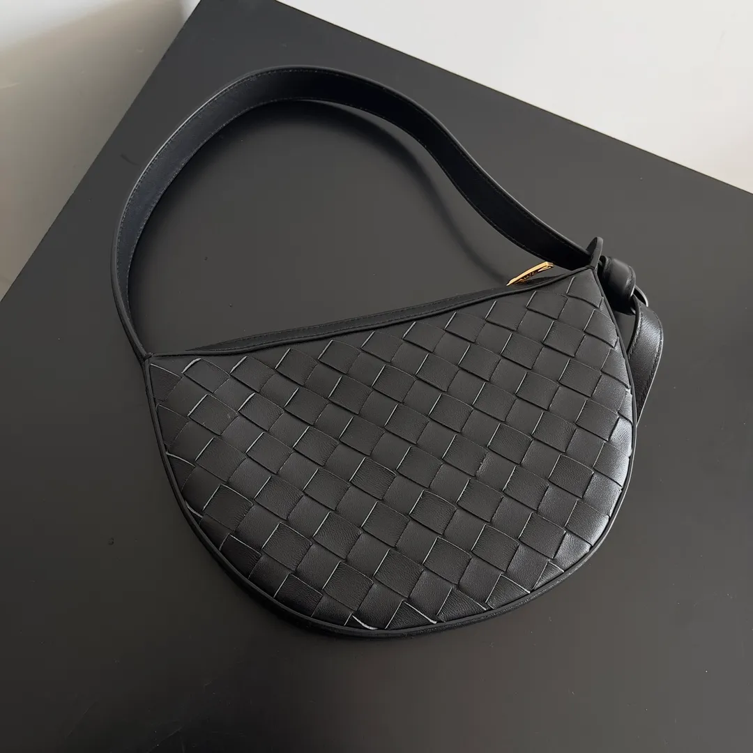 Batch 1460 BV mini sunrise is a bag you have to look at, cow woven crescent bag, classic weaving with knot elements, wide braided shoulder straps suitable for sisters with narrow shoulders, no weight at all when carried under the armpits, no pressure at all to carry mobile phones, lipstick 💄Powder powder, refreshing combination for summer outings, light, easy to use and good-looking, the bag can be adjusted🫶 Style number: 763747 Size: 23*15*4cm